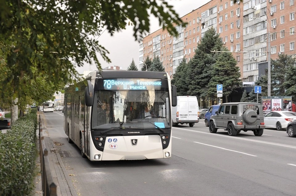 Если кондиционер не работает и в салоне больше +25 градусов, надо попросить его включить.