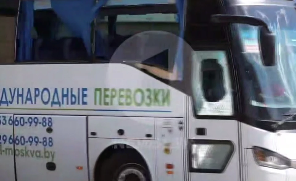 Белорусский автобус подвергся атаке беспилотника 2 июля. Фото: стоп-кадр | видео телеканал «Первый информационный».