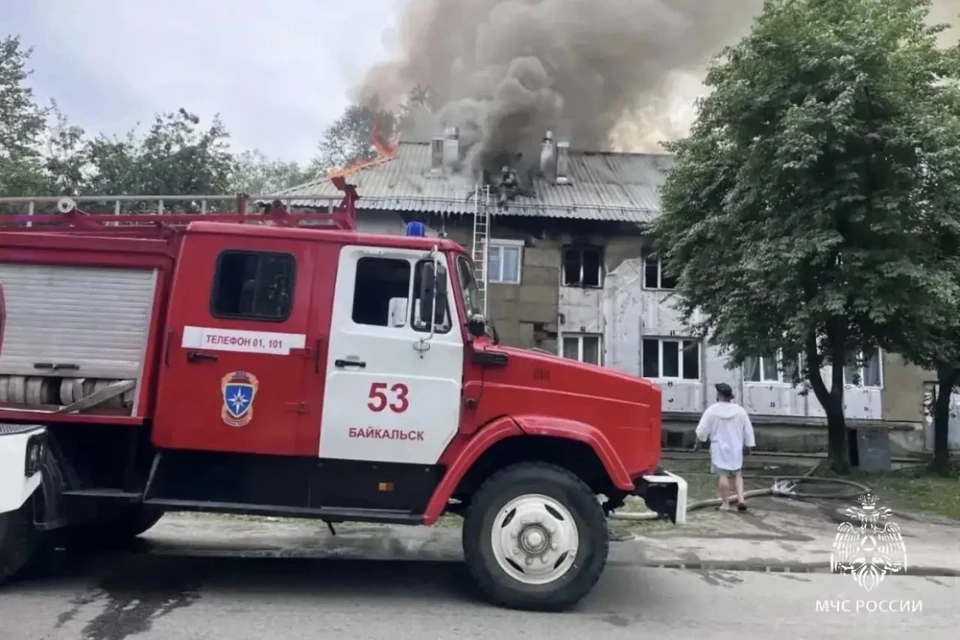 Пожар произошел в многоквартирном доме в Байкальске, огонь охватил 756 квадратов.