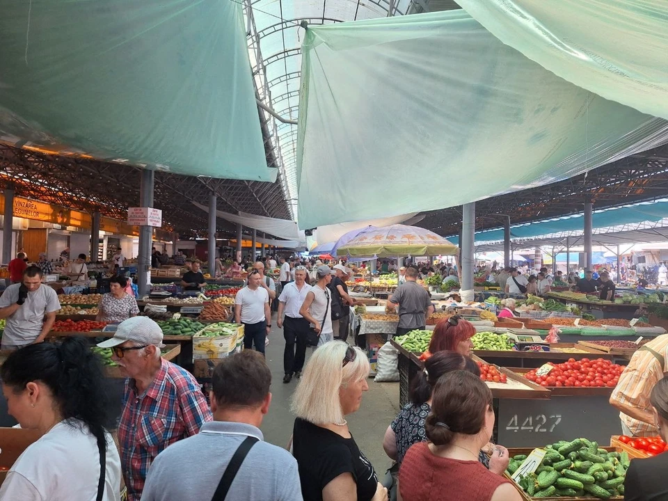 Народу на Центральном рынке немного - отпугивает жара.