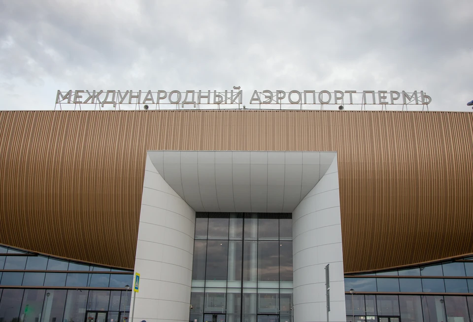 Несколько рейсов, запланированных на утро и день, задерживаются по различным причинам.