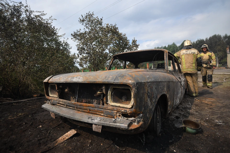 Огонь уничтожил автомобиль в гаражном кооперативе