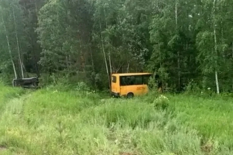 Школьный автобус попал в ДТП на трассе «Сибирь», есть пострадавшие.