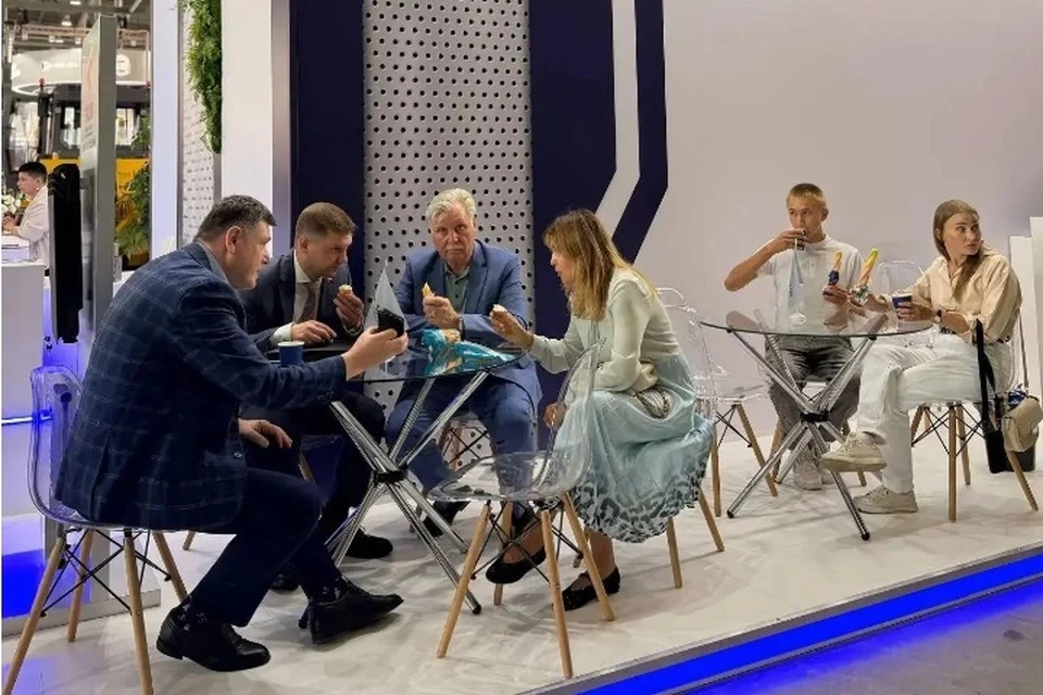 ЛНР угощает гостей выставки «ИННОПРОМ» луганским мороженым. ФОТО: Правительство ЛНР