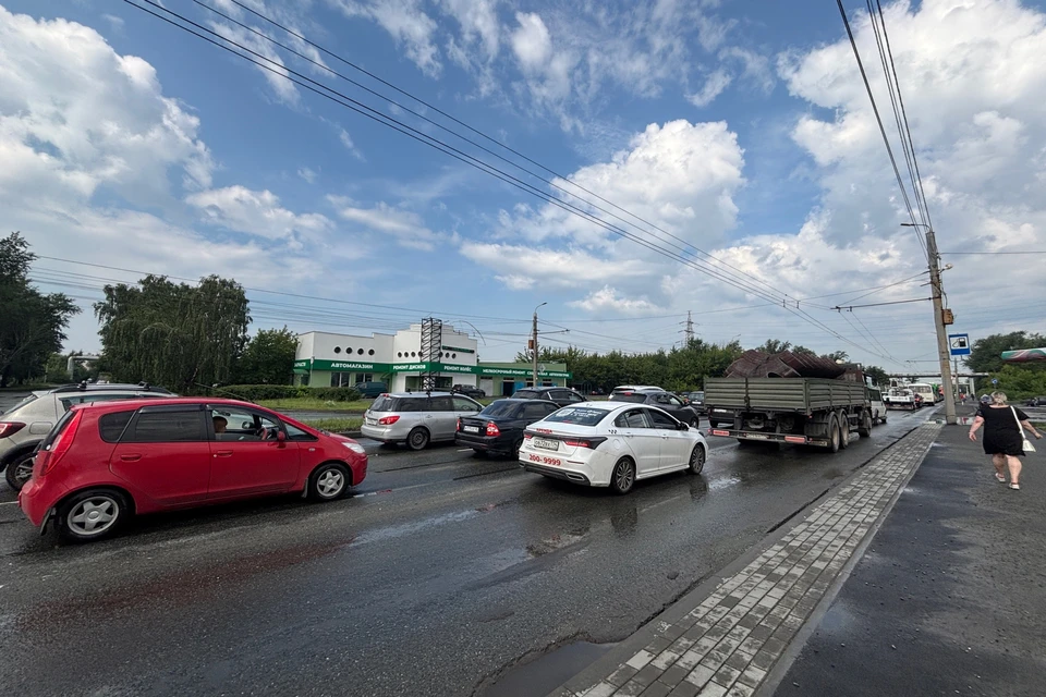 Челябинцы выходят из автобусов и пытаются обойти мега-пробку пешком. Фото: Читатель КП