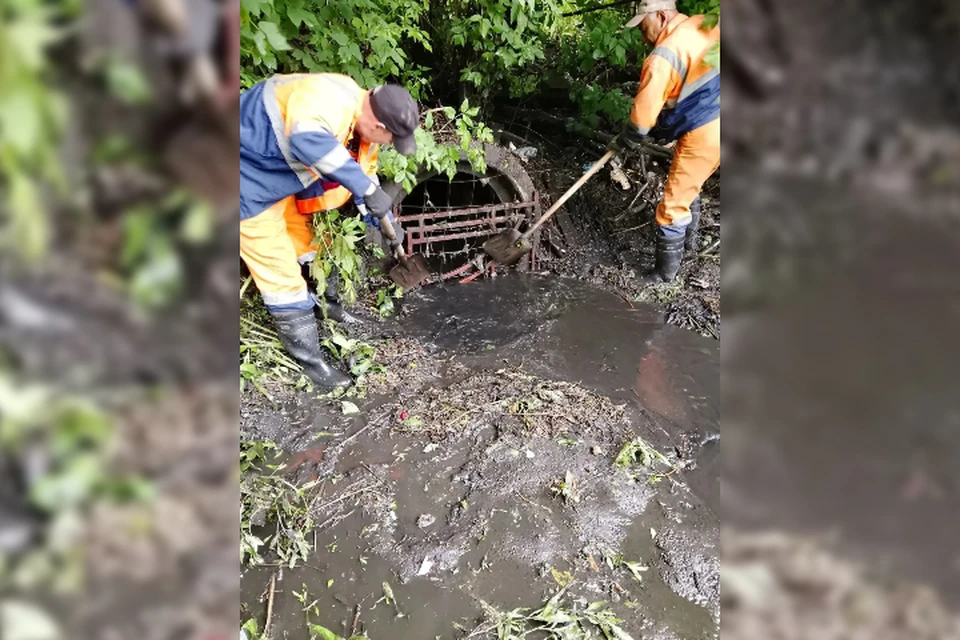 В Иркутске устраняют последствия сильного дождя.