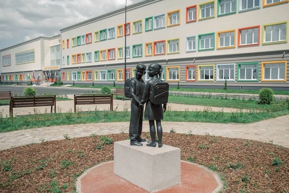 В Мариуполе стартовал второй этап приема заявлений в первые классы. Фото: ТГ/Кольцов