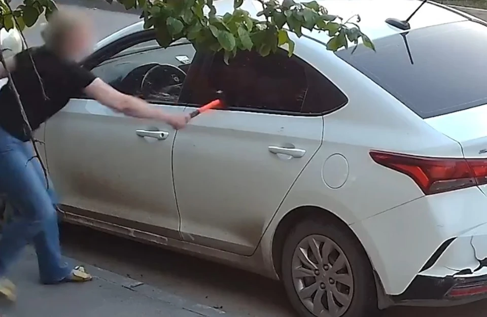 По стеклам и кузову женщина нанесла 11 ударов. Скриншот видео УМВД России по Липецкой области.