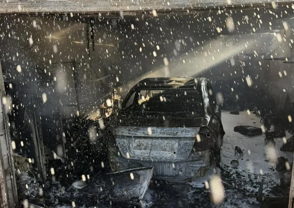 Один из автомобилей оказался сильно поврежден. Фото - МЧС Запорожской области
