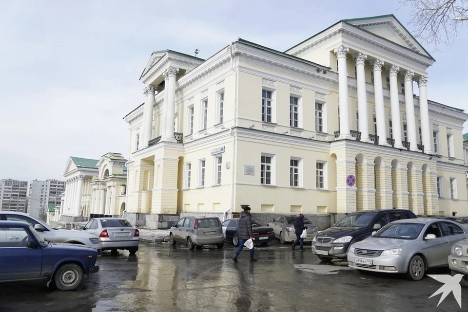 Сейчас в усадьбе ведутся ремонтные работы