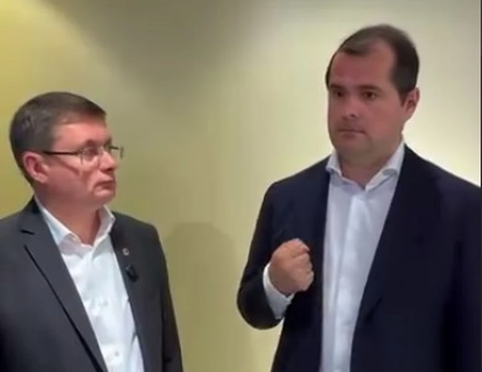 Тофана (справа) представил спикер парламента Гросу (слева).