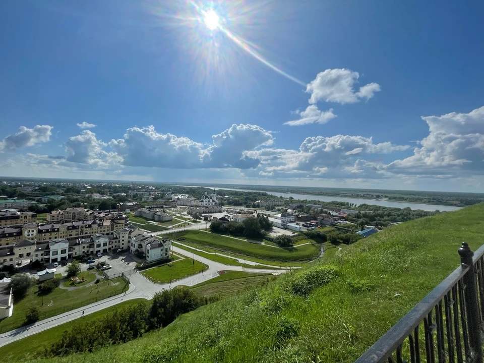 «Солнце бьет по глазам»: офтальмолог из Тюмени рассказала, как спасти зрение от летнего солнца.