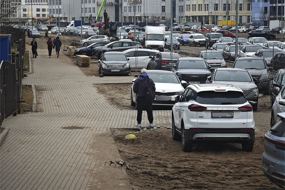 Водителям усложнили правила парковки в Петербурге.
