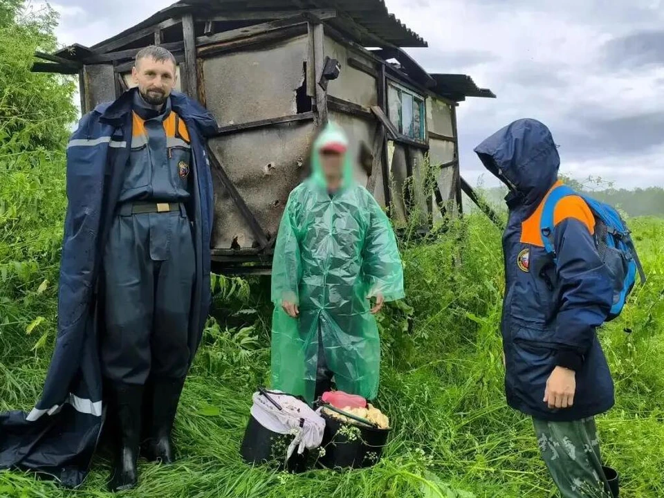 Спасатели нашли грибника у горы Шахан после ночных поисков. Фото: пресс-службы министерства ГО и ЧС Краснодарского края.