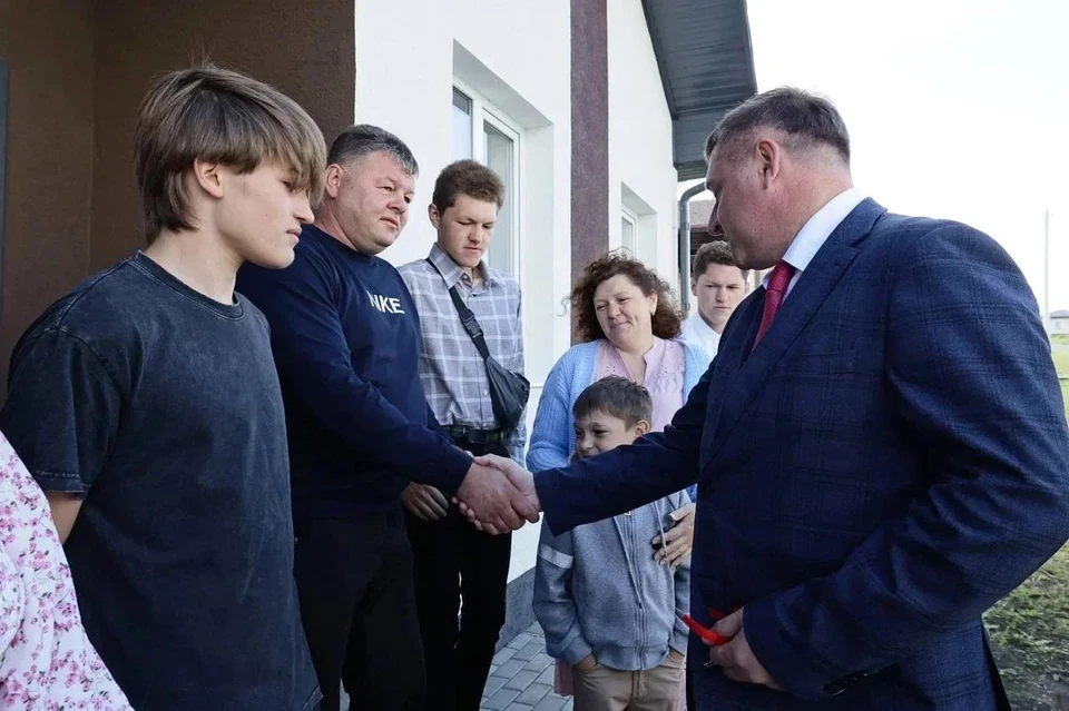 Александр Шуваев вручил ключи от нового жилья двум белгородским многодетным семьям