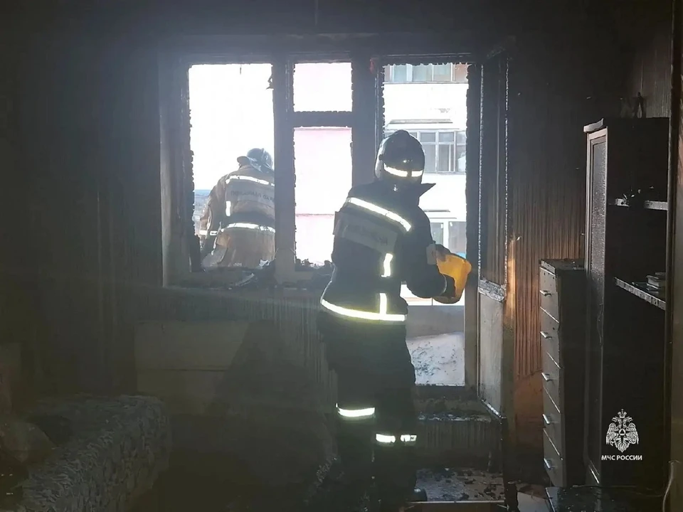 В Дудинке в многоквартирном доме выгорело два балкона. Фото: краевое МЧС