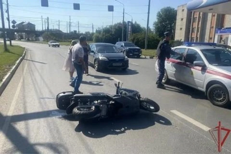 В Ярославле росгвардейцы помогли попавшему в ДТП мотоциклисту. ФОТО: Управление Росгвардии по Ярославской области
