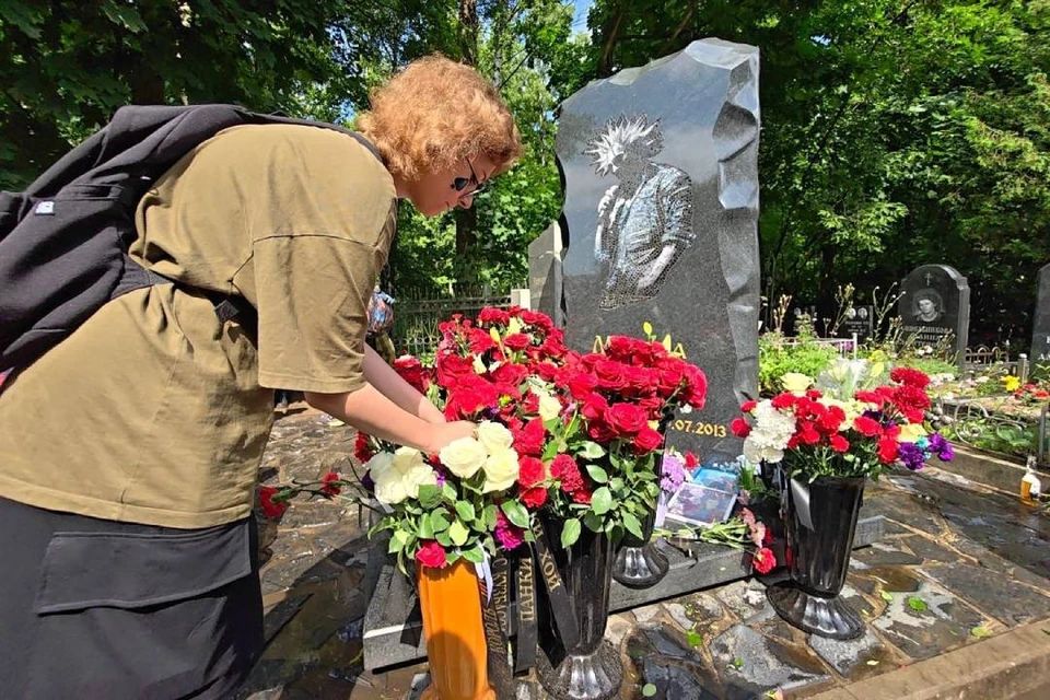 Тысячи фанатов пришли на могилу Михаила Горшенева.
