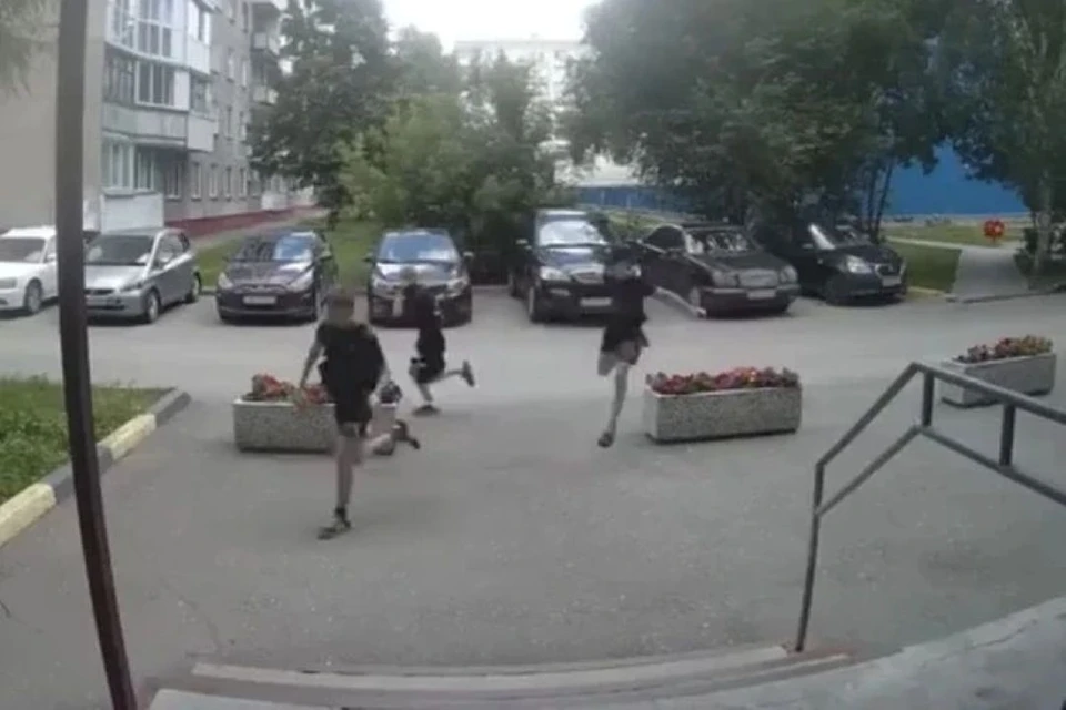 Злоумышленники потребовали встать и выбрали наказание. Фото: стоп-кадр с видео.