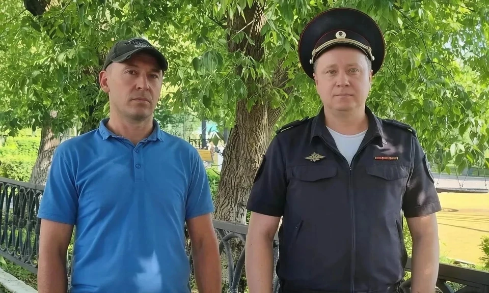 Игорь Поезжаев и подполковник полиции Николай Коньков. Фото: ГУ МВД России по Пермскому краю.