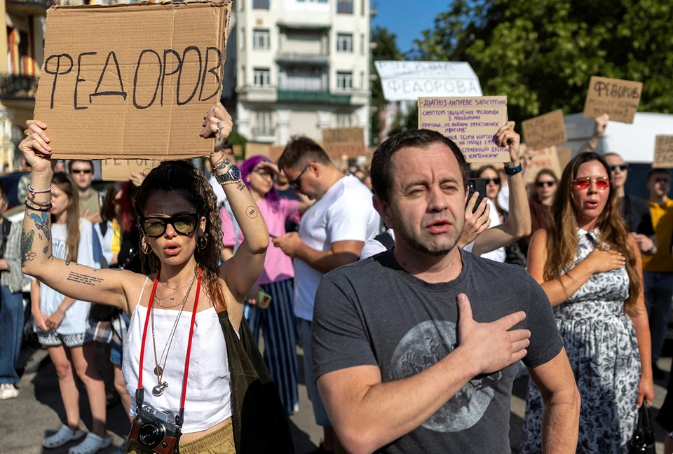 На улицах украинских городов картонный протест: собравшиеся требуют вернуть Федорова в кресло главы минобороны