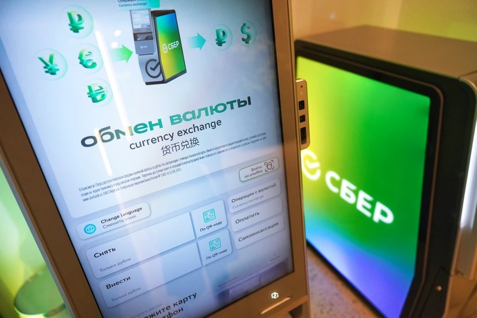 Обменять наличную валюту теперь можно в банкоматах Сбера в ТЦ, аэропортах и других популярных местах. Фото: пресс-служба Сбербанка.
