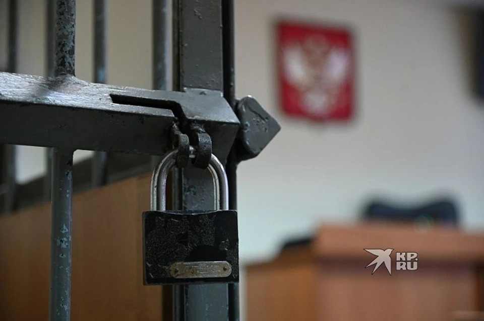 Как полагает следствие, глава управления образования Асбеста делала указы о премиях, а затем вынуждала сотрудников вернуть деньги