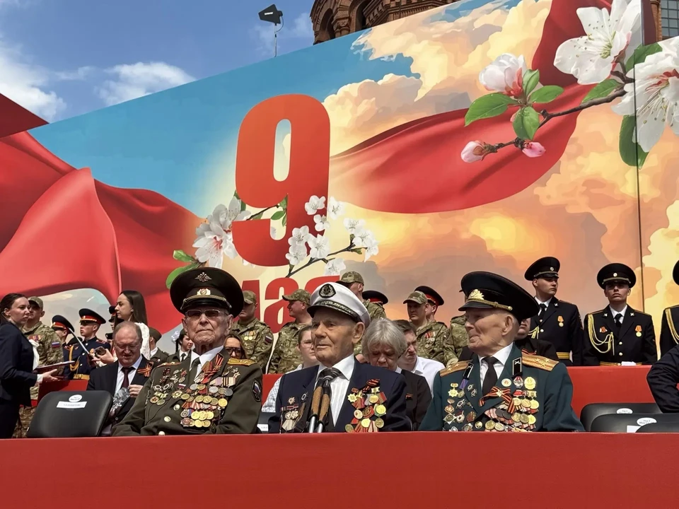 Гаврил Василенко (в центре) один из трех ветеранов, участвовавших в 2026 году в параде.