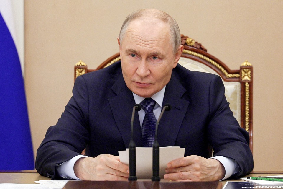 Владимир Путин: В России, омываемой водами 13 морей, флоту принадлежит важнейшая роль в обеспечении обороны и безопасности страны