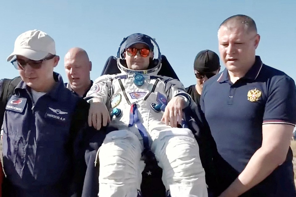 Космонавты успешно приземлились: экипаж Союза МС-28 вернулся домой спустя восемь месяцев