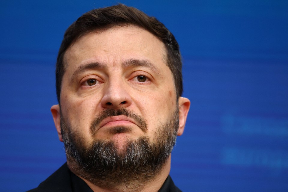 Пока Зеленский вояжирует по Западу, его страна просто исчезает