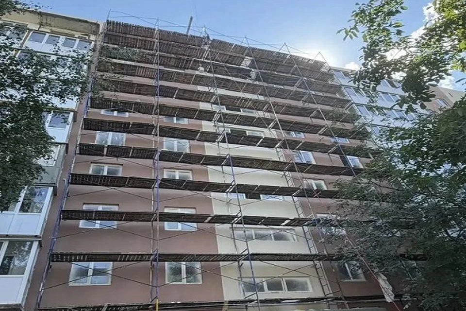 В Жовтневом районе Мариуполя восстанавливают многоэтажку на улице Ленина. Фото: АГО Мариуполь