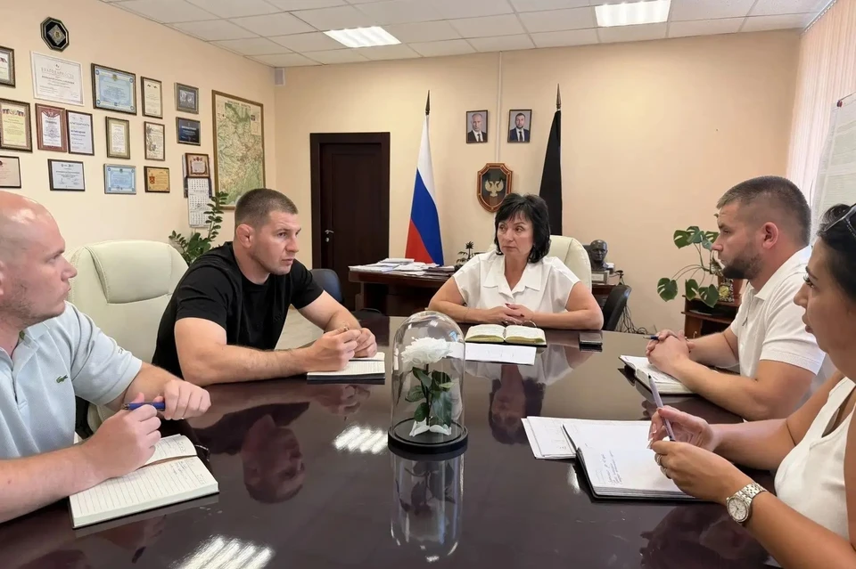 Министр спорта и туризма ДНР Максим Швец провел рабочую встречу с главой Тельмановского округа Натальей Великодной. Фото: ТГ/Швец