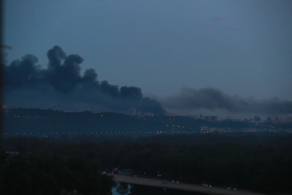 «Страна»: в городе Березани под Киевом поднимается столб дыма. Фото: Li Dongxu/GLOBAL LOOK PRESS