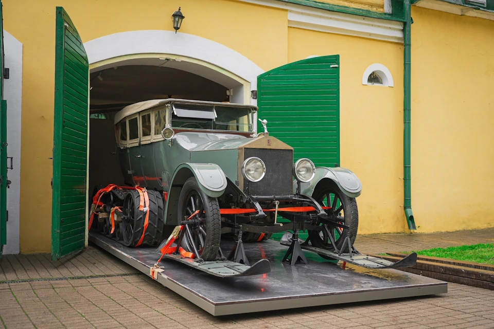 Единственный в мире Rolls-Royce на гусеницах покинул гараж впервые за 35 лет Фото: музей-заповедник «Горки Ленинские»