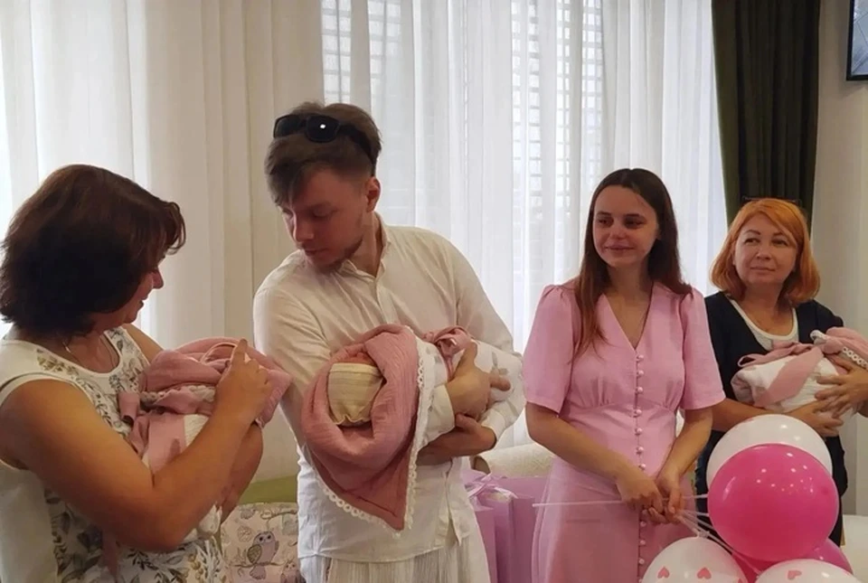 Счастливые родители и их новорожденные малышки отправились домой. Фото: облздрав.