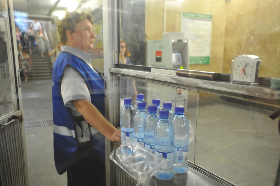 Пассажирам раздают бесплатную питьевую воду из-за жаркой погоды в Москве