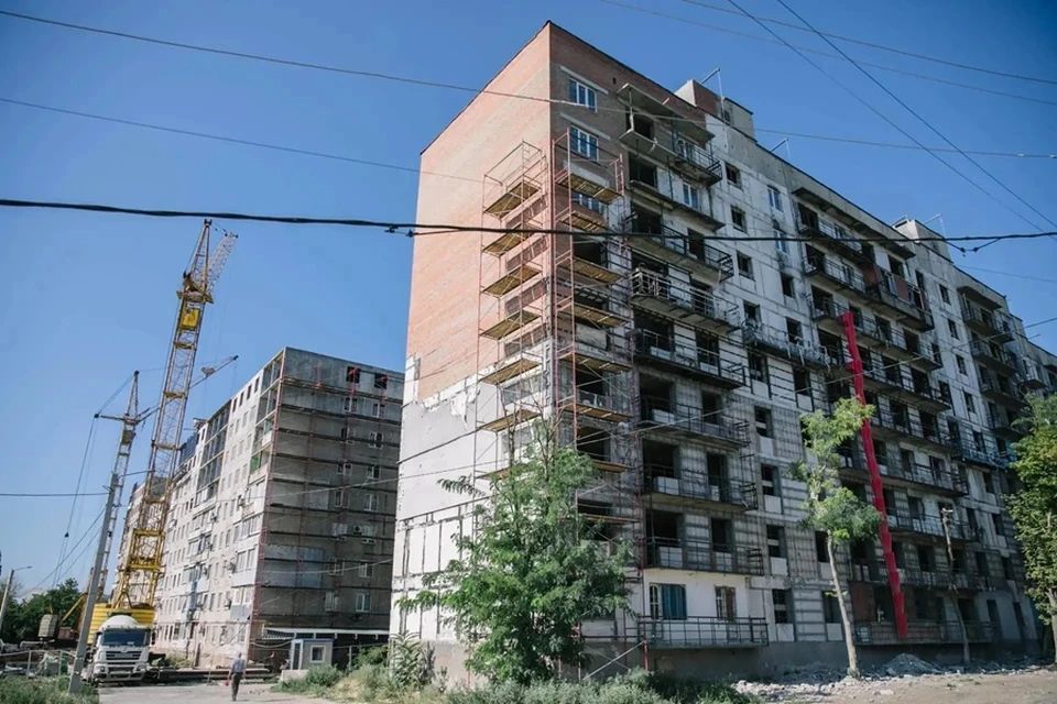 В Мариуполе по проспекту Победы восстанавливают девятиэтажные дома. Фото: МАКС/Кольцов