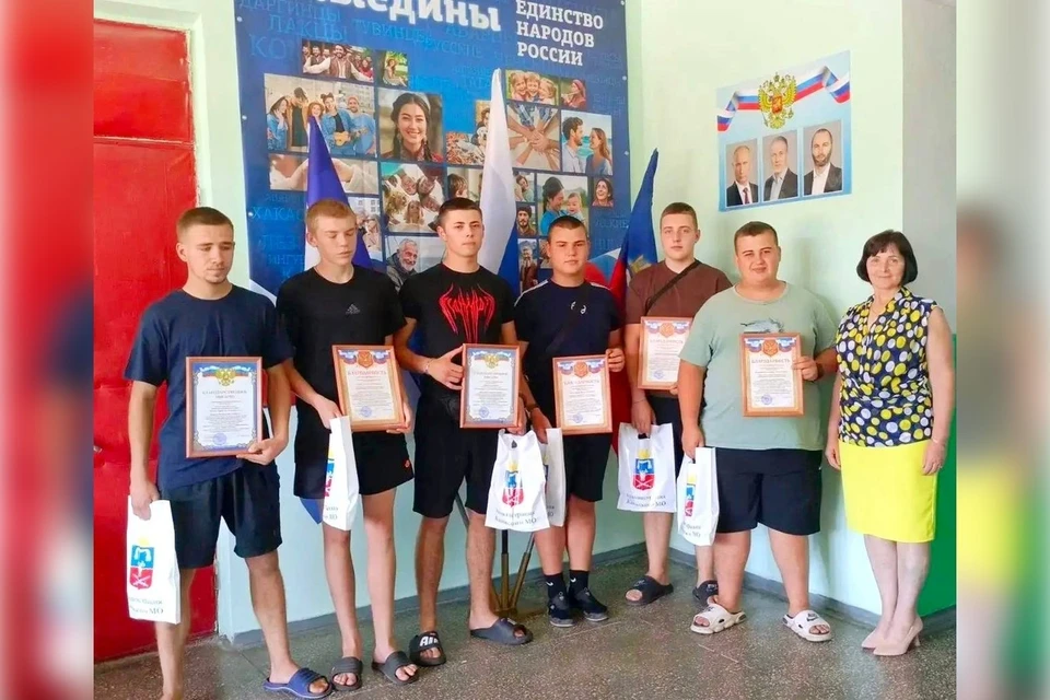 Детей, потушивших устроенный ВСУ пожар, наградили в Васильевке. Фото: тг-канал Павла Филипчука