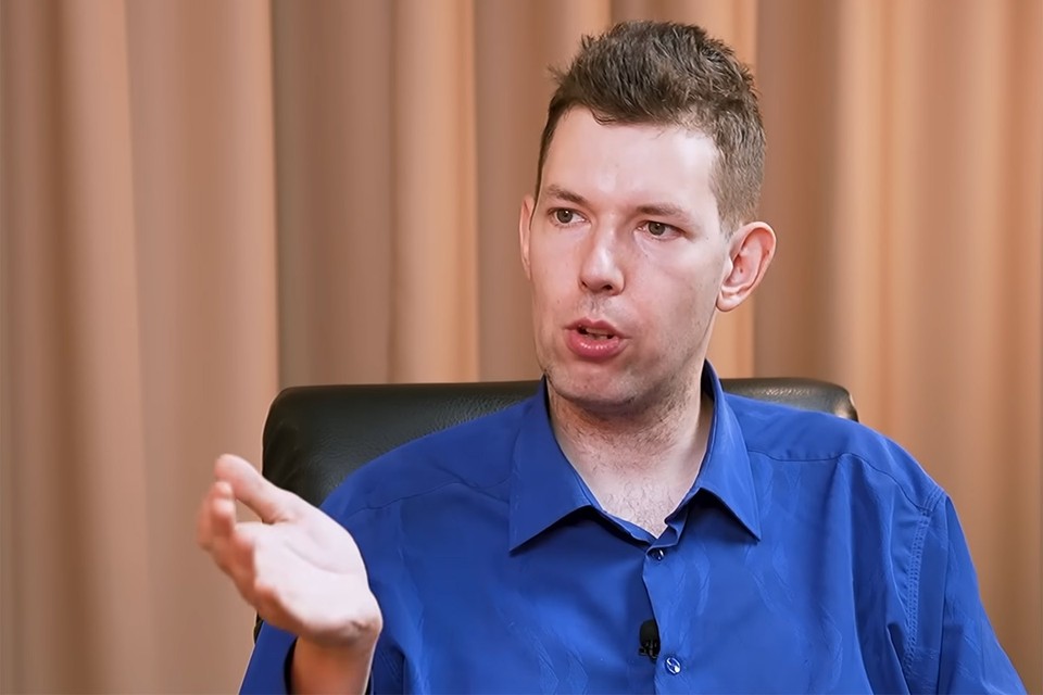 «Мама говорит, что выгонит из дома, если диагноз снимут»: Исполнитель хита «Белая стрекоза любви» сошел с ума