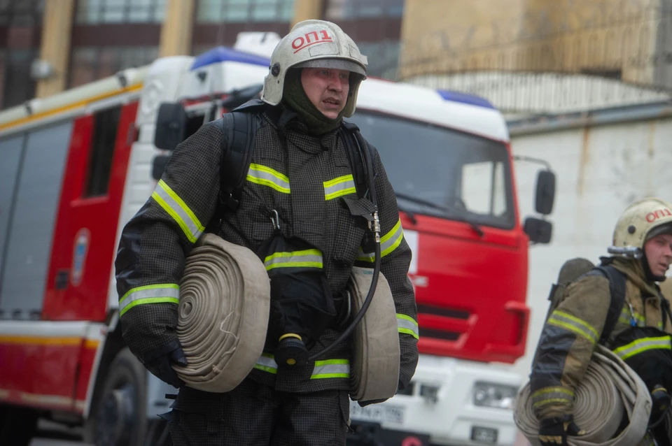 На месте работали 12 пожарных на трех единицах техники.