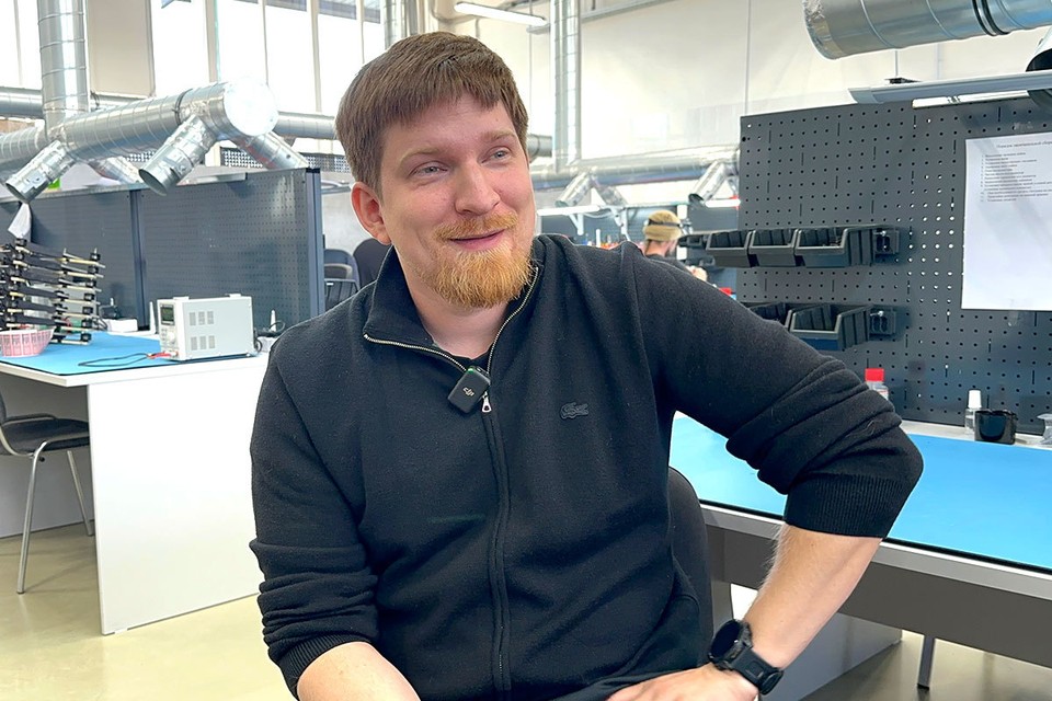 «Держись, Володя! На фронте ждут настоящий народный дрон»: Александр Коц обратился к гендиректору «УралДронЗавода», чью машину подорвали