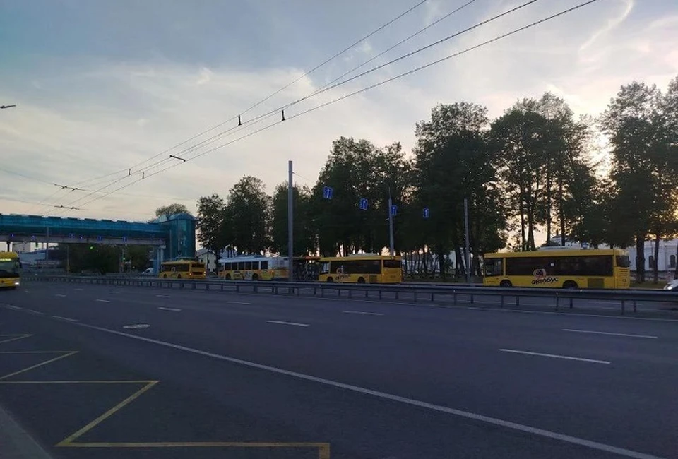 Перекрыто движение транспорта на выезде из Ярославля в сторону Москвы от перекрестка Московского проспекта с Юго-Западной окружной.