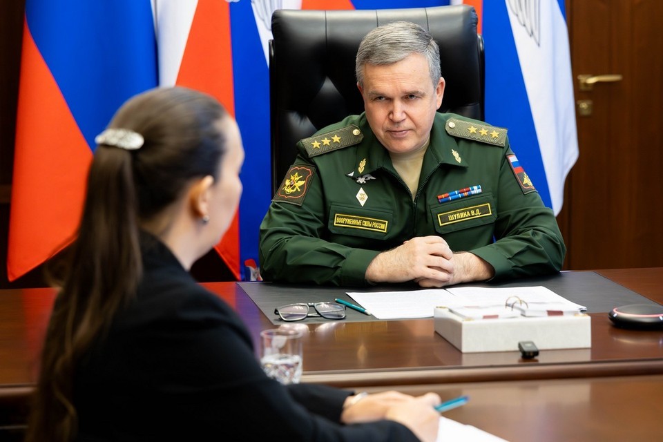 Замминистра пригласил мать контрактника на рабочее совещание
