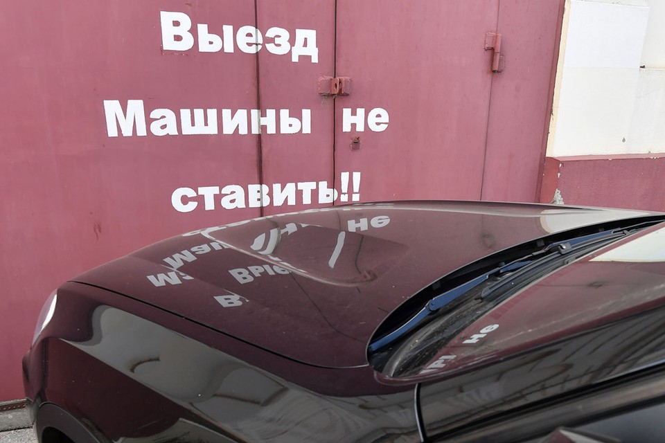 Вскрывают гаражи в поисках транспорта для СВО: киевские пропагандисты врут о мародерстве российских властей в Запорожье