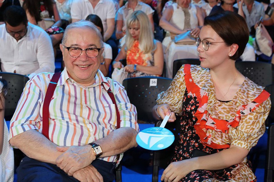 Молодую жену Петросяна поздравляют с беременностью