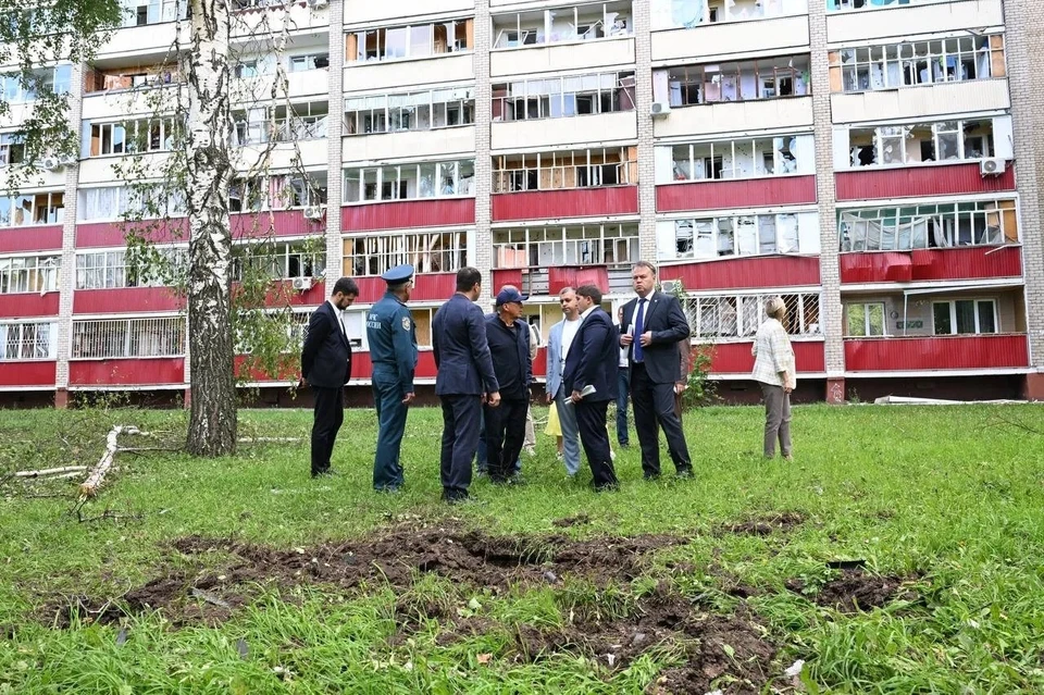 Глава Татарстана возле дома в Нижнекамске, где при атаке БПЛА погибла девочка. ФОТО: Мэр Нижнекамска Радмир Беляев.
