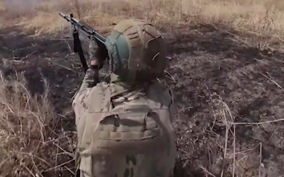 Украинские боевики на передовой вынуждены маскироваться мусорными кучами