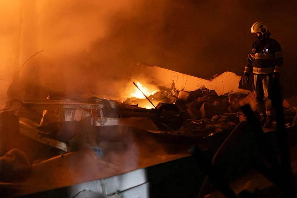 Киев. Пожарные на месте российского ракетного удара по украинской военной инфраструктуре.