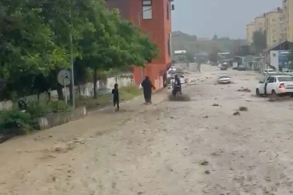 В Дагестане коммунальщик спас маленькую девочку, которая попала в селевой поток. Фото: стоп-кадр видео